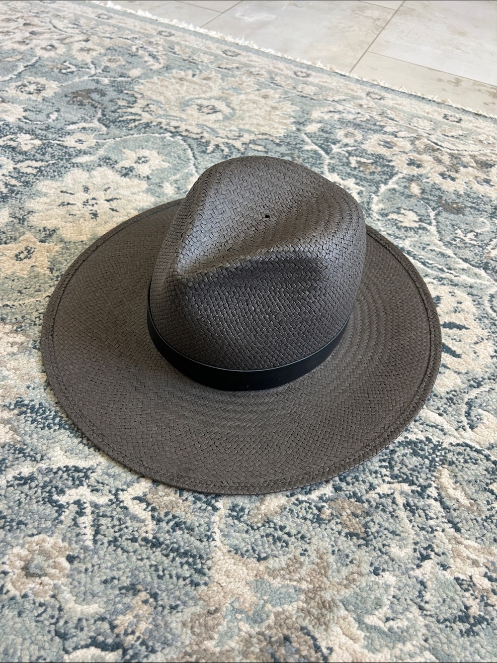 Women’s Wide Brim Straw Fedora Hat in Dark Gray